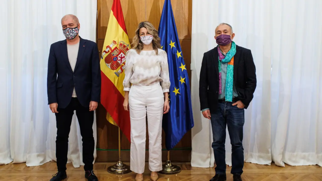 <p> (I-D) El secretario general de CCOO, Unai Sordo; la vicepresidenta segunda del Gobierno y ministra de Trabajo, Yolanda D&iacute;az y el secretario general de UGT, Pepe &Aacute;lvarez, tras su reuni&oacute;n en la sede del Ministerio, a 9 de febrero de 2022, en Madrid. - Alejandro Mart&iacute;nez V&eacute;lez - Europa Press </p>