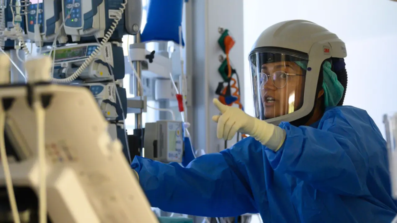 <p> Archivo - 03 November 2021, Saxony, Dresden: A medic looks after a patient suffering from coronavirus-related complications at the intensive care unit of the Dresden Municipal Hospital. - Robert Michael/dpa-Zentralbild/d - Archivo </p>