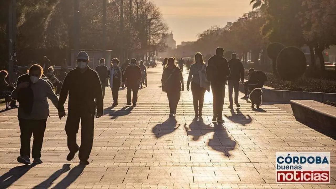 <p> Gente paseando por el Vial Norte | Jos&eacute; Le&oacute;n. </p>