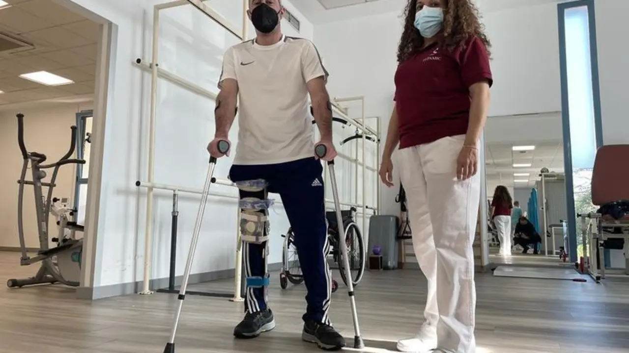 <p> Rafael Pozo, lesionado de medula, y Tamara Garc&iacute;a, auxiliar de enfermer&iacute;a en FEPAMIC </p>