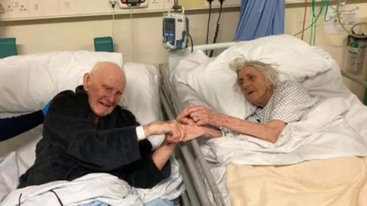 <p> pareja de ancianos muere por covid, imagen de Twitter </p>