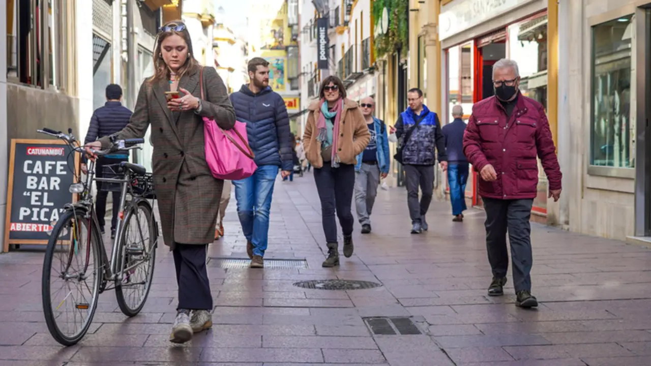<p> Una mujer en bicicleta y otros ciudadanos sin mascarillas y otro con ella por la calle Sierpes, , en el primer d&iacute;a sin la obligaci&oacute;n de llevar mascarillas por las calle a 10 de febrero del 2022 en Sevilla (Andaluc&iacute;a) - Eduardo Briones - Europa Press </p>