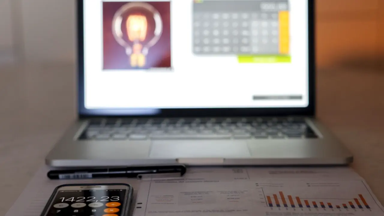 <p> Archivo - Un ordenador port&aacute;til, una calculadora y una factura de la luz, a 3 de enero de 2022, en Madrid, (Espa&ntilde;a). - Alberto Ortega - Europa Press - Archivo </p>