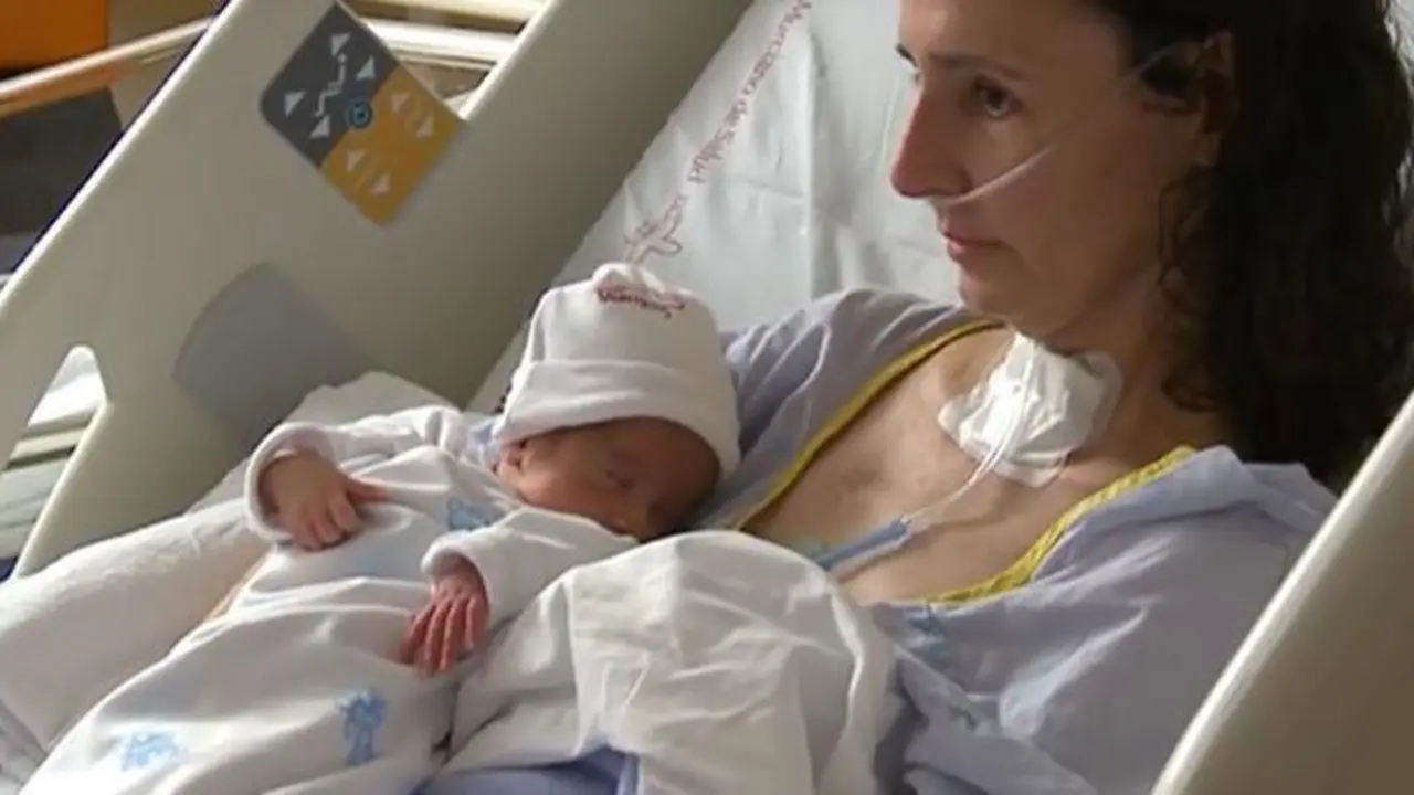 <p> Mar&iacute;a Isabel conoce a su hijo </p>