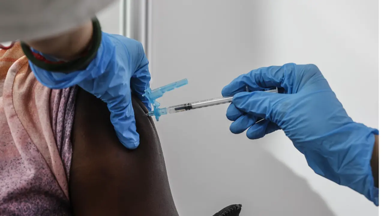 <p> Una sanitaria vacuna a una persona con la tercera dosis de la vacuna de Moderna en el vacun&oacute;dromo instalado en la Ciutat de Les Arts i les Ci&egrave;ncies, que ha reabierto hoy sus puertas, a 31 de enero de 2022, en Valencia, Comunidad Valenciana (Espa&ntilde;a). - Rober Solsona - Europa Press </p>