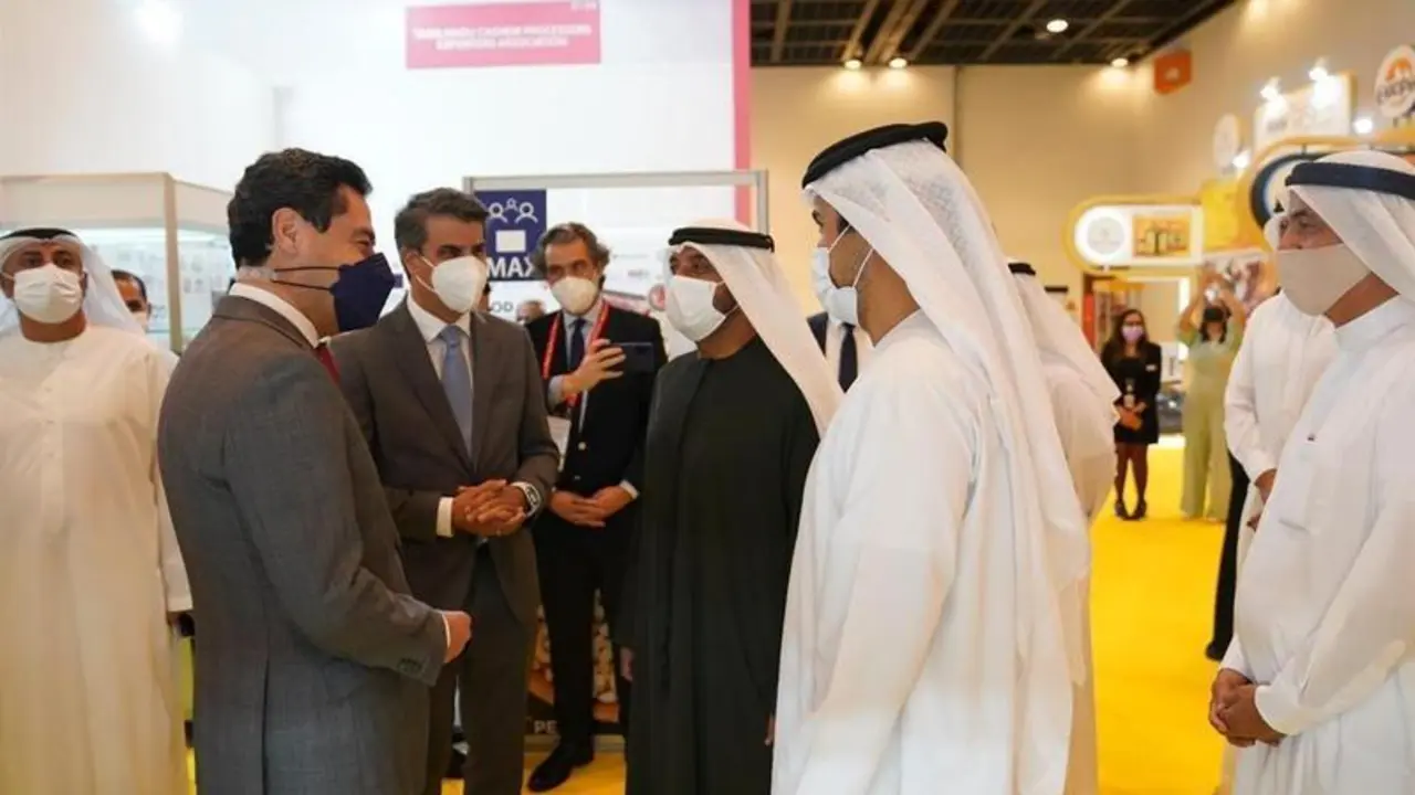 <p> El presidente de la Junta de Andaluc&iacute;a, Juanma Moreno, traslada este domingo en Dub&aacute;i al presidente de Emirates, Ahmed Bin Saeed Al Maktoum </p>