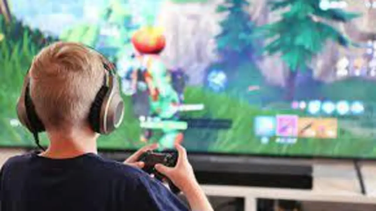 <p> Chico jugando a videojuegos </p>