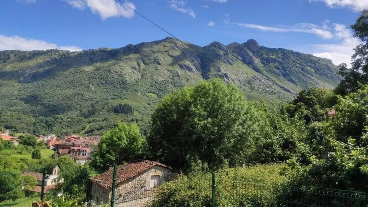 <p> Picos de Europa desde Arenas de Cabrales </p>
