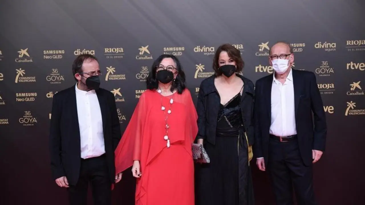 <p> La productora, Chelo Loureiro (2i), con el resto del equipo de su pel&iacute;cula de animaci&oacute;n nominada 'Valentina', posan en el photocall de la 36&ordf; gala de los Premios Goya </p>
