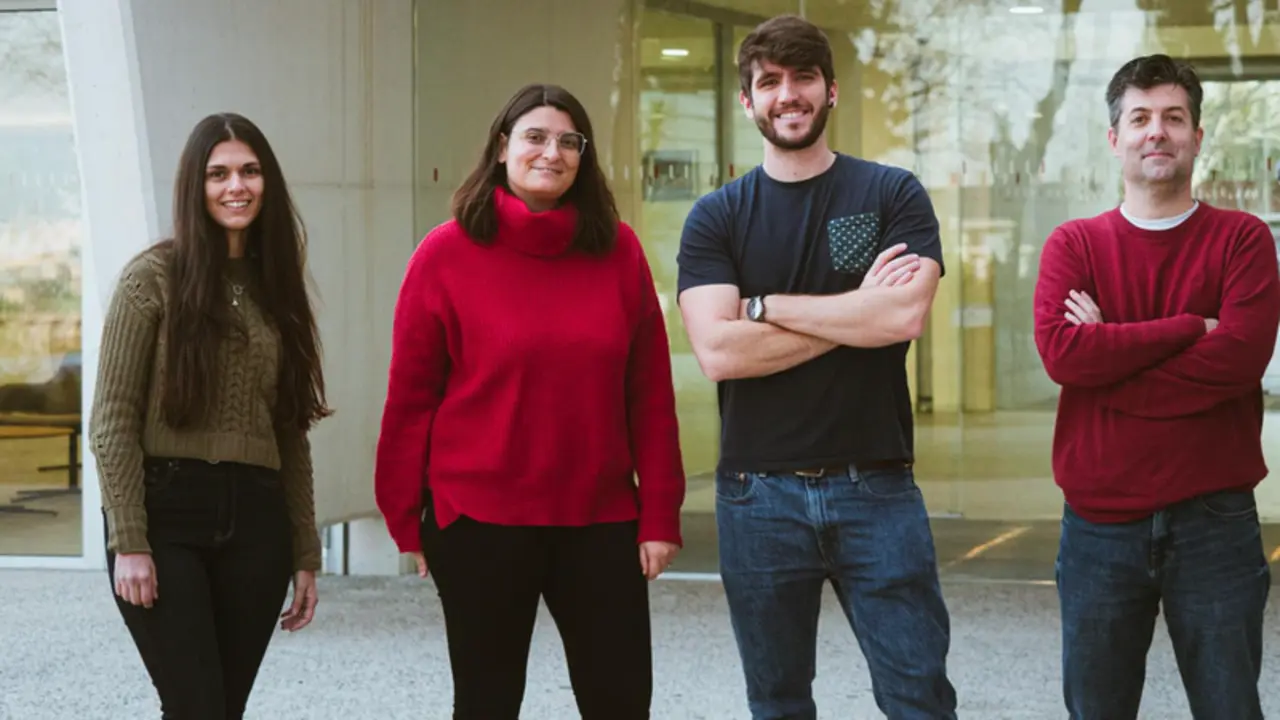 <p> De izq a dcha: Ana Montero Calle (investigadora predoctoral); Mar&iacute;a Garranzo Asensio (investigadora postdoctoral); Guillermo Sol&iacute;s Fern&aacute;ndez (Investigador predoctoral) y Rodrigo Barderas, cient&iacute;fico de la Unidad Funcional de Investigaci&oacute;n. - ISCIII </p>