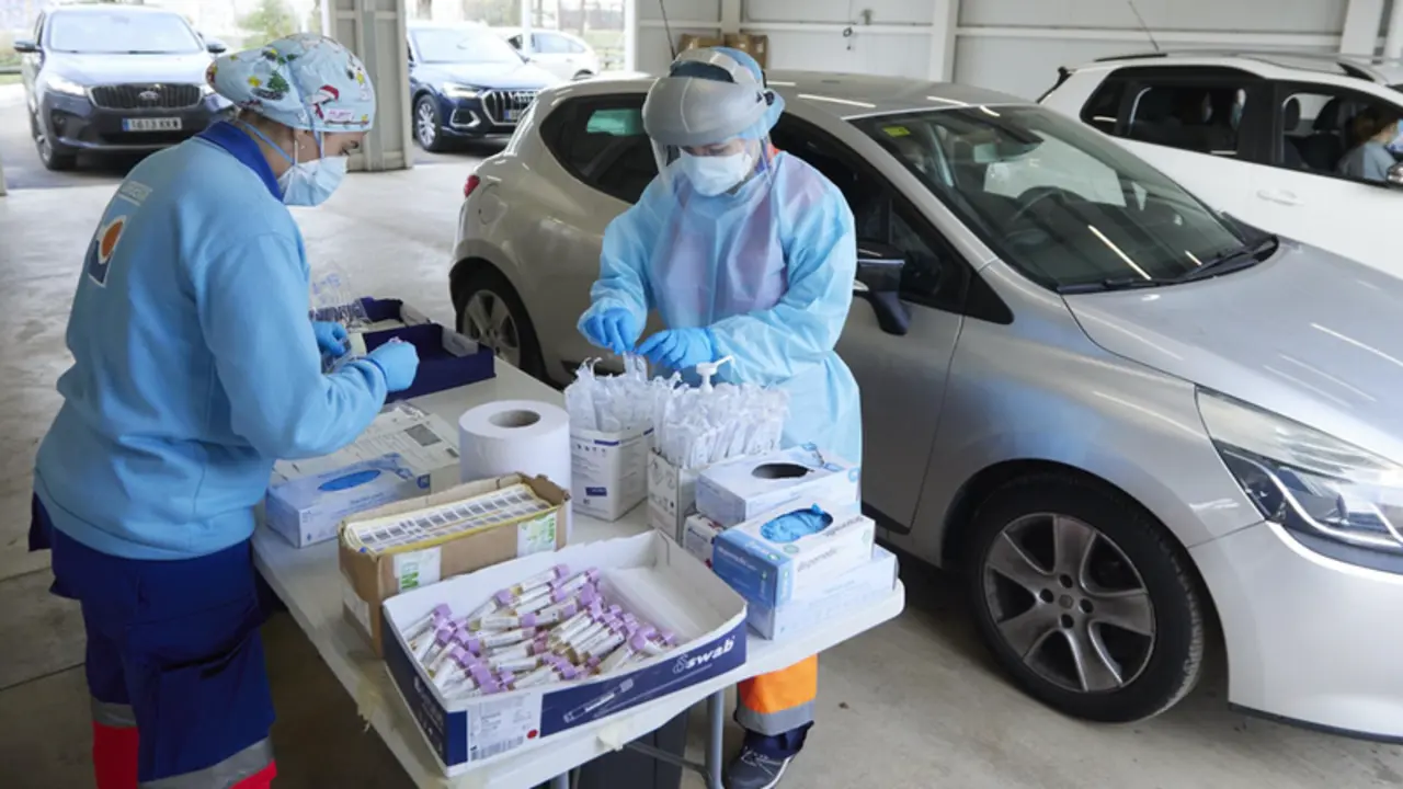 <p> Dos enfermeras preparan el test en una mesa durante la realizaci&oacute;n de PCR en el autocovid instalado en el Hospital Militar, a 28 de diciembre de 2021 en Sevilla (Andaluc&iacute;a, Espa&ntilde;a) - Joaquin Corchero - Europa Press </p>