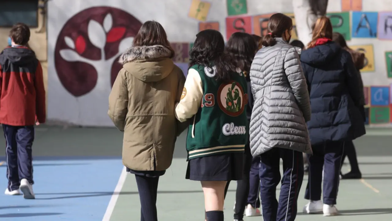 <p> Un grupo de ni&ntilde;os en el patio del colegio, en el colegio Blanca de Castilla, a 10 de febrero de 2022, en Madrid (Espa&ntilde;a). La eliminaci&oacute;n de la obligatoriedad de llevar mascarilla en exteriores, entra en vigor. - Isabel Infantes - Europa Press </p>