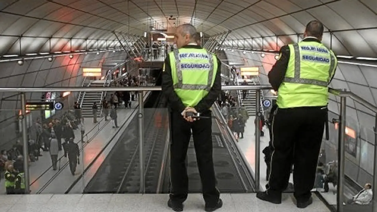 <p> Vigilancia en Renfe. / Fotoservigilantedeseguridad.blogspot.com </p>