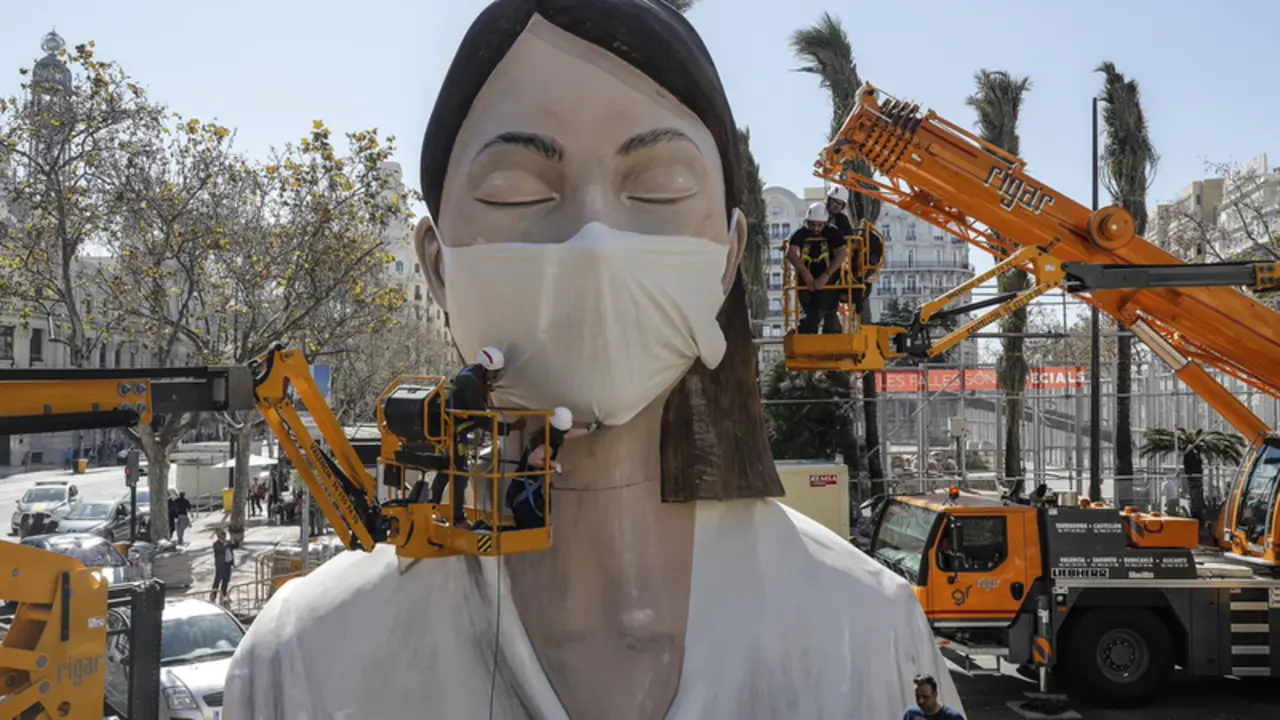 <p> Archivo - La Falla del Ayuntamiento de Val&egrave;ncia 'A&ccedil;&ograve; tamb&eacute; passar&agrave;' del pasado a&ntilde;o - ROBER SOLSONA/EUROPA PRESS - Archivo </p>