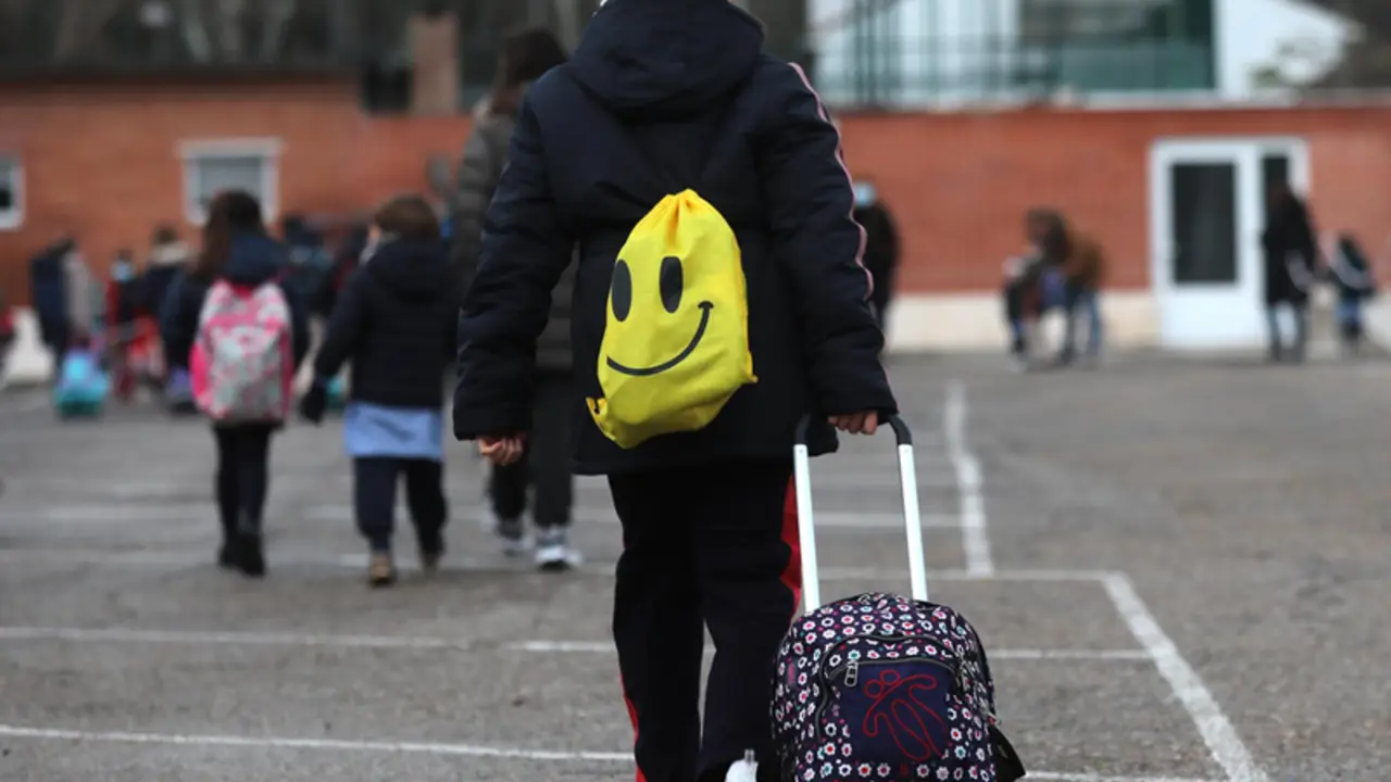 <p> Una ni&ntilde;a a su llegada al primer d&iacute;a de clase presencial tras la Navidad, en el Colegio Privado Alameda de Osuna, a 10 de enero de 2022, en Madrid, (Espa&ntilde;a). - Isabel Infantes - Europa Press </p>