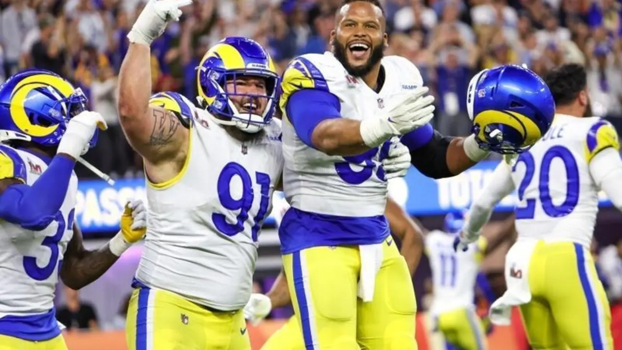 <p> Aaron Donald celebrando su victoria en la Super Bowl </p>