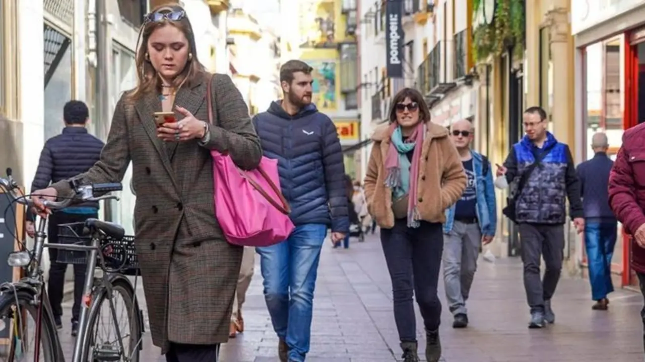 <p> Una mujer en bicicleta y otros ciudadanos sin mascarillas y otro con ella por la calle Sierpes, , en el primer d&iacute;a sin la obligaci&oacute;n de llevar mascarillas por las calle a 10 de febrero del 2022 en Sevilla (Andaluc&iacute;a) - Eduardo Briones - Europa Press </p>