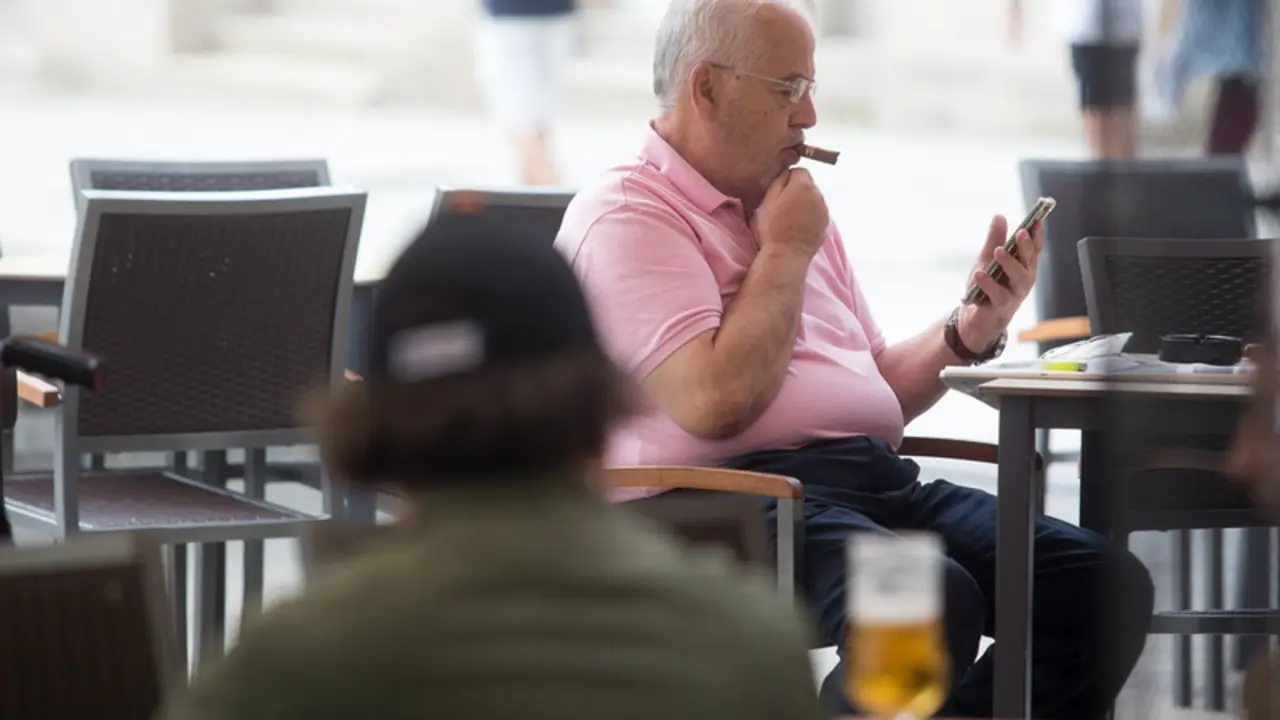 <p> Archivo - Una persona fuma en una terraza durante el primer d&iacute;a de la prohibici&oacute;n de realizarlo en la v&iacute;a p&uacute;blica en Galicia si no existe una distancia de dos metros de separaci&oacute;n para evitar contagios de Covid-19, en Lugo, Galicia, a 13 de agosto de 2020 - Carlos Castro - Europa Press - Archivo </p>