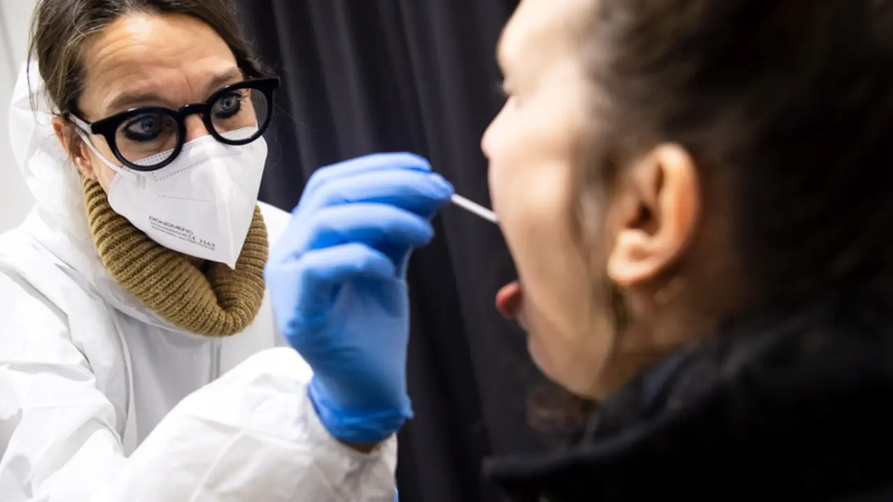 <p> Archivo - FILED - 13 January 2022, Bremen: An employee takes a swab for a coronavirus rapid test in a test centre. - Sina Schuldt/dpa - Archivo </p>