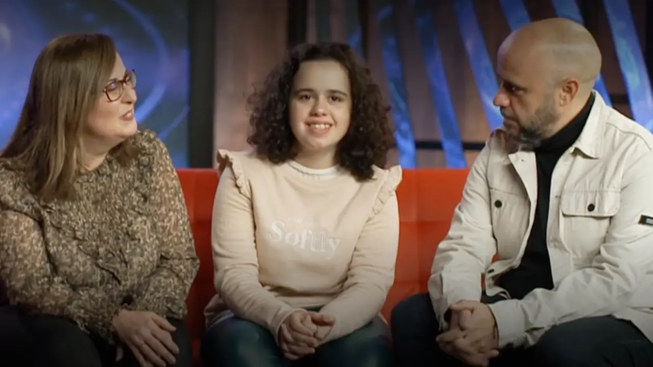 <p> Paula junto a sus padres. TELECINCO </p>