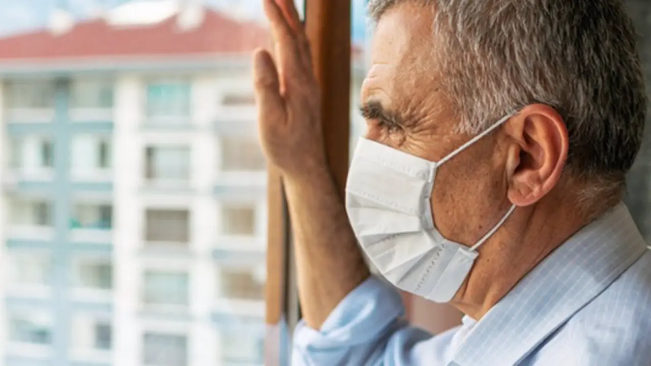 <p> Archivo - Hombre en casa con mascarilla - RAINSTAR - Archivo </p>