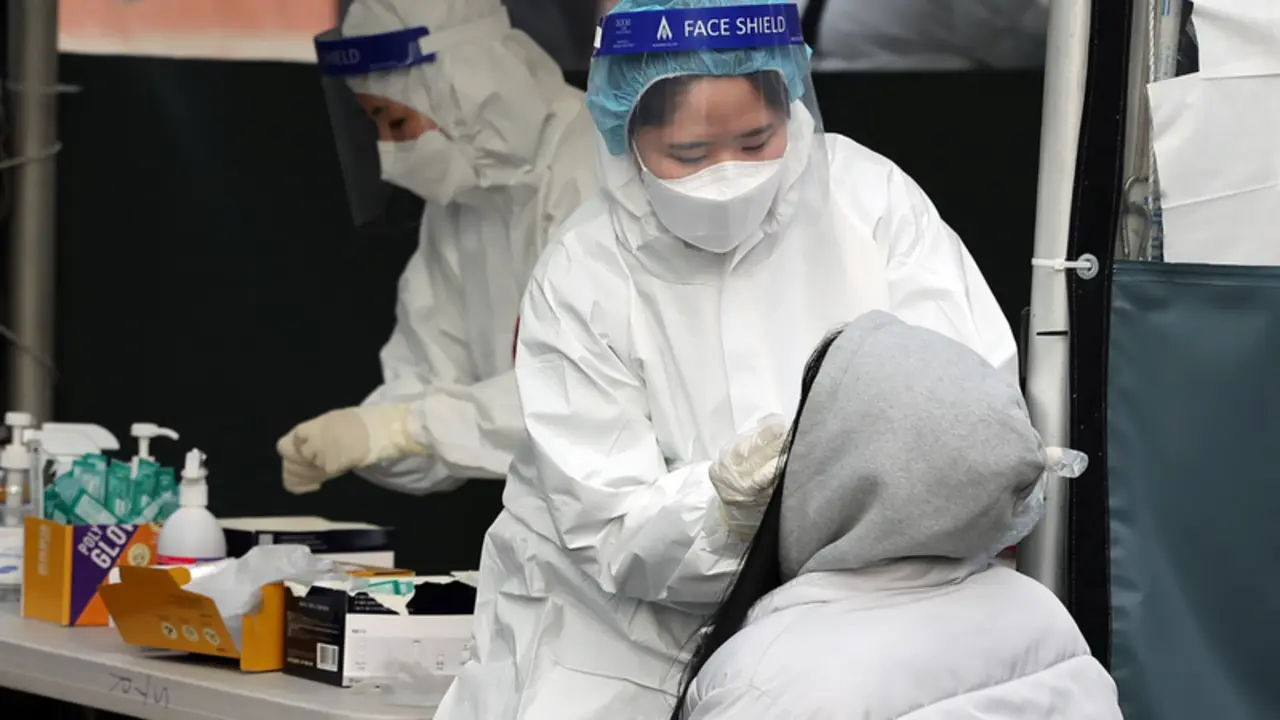 <p> 13 February 2022, South Korea, Seoul: Medical workers carry out rapid antigen tests at a COVID-19 testing station, as South Korea hit a daily high of 56,431 new COVID-19 infections. - -/YNA/dpa </p>