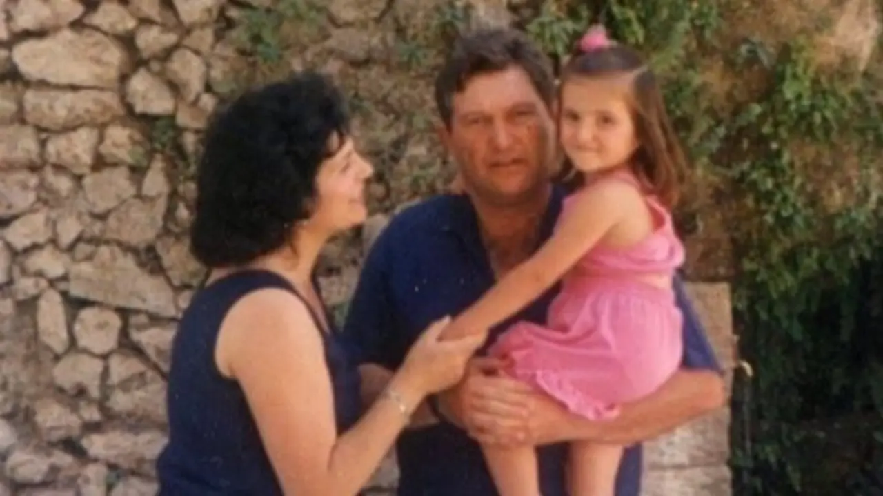 <p> Crist&oacute;bal Rozal&eacute;n con su esposa, Angelita, y la cantautora de ni&ntilde;a </p>