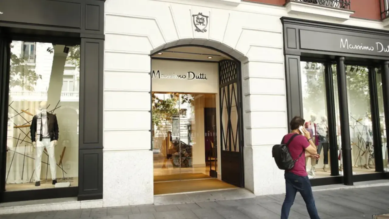 <p> Un hombre pasea junto a una tienda de la marca de ropa, Massimo Dutti.EUROPA PRESS </p>