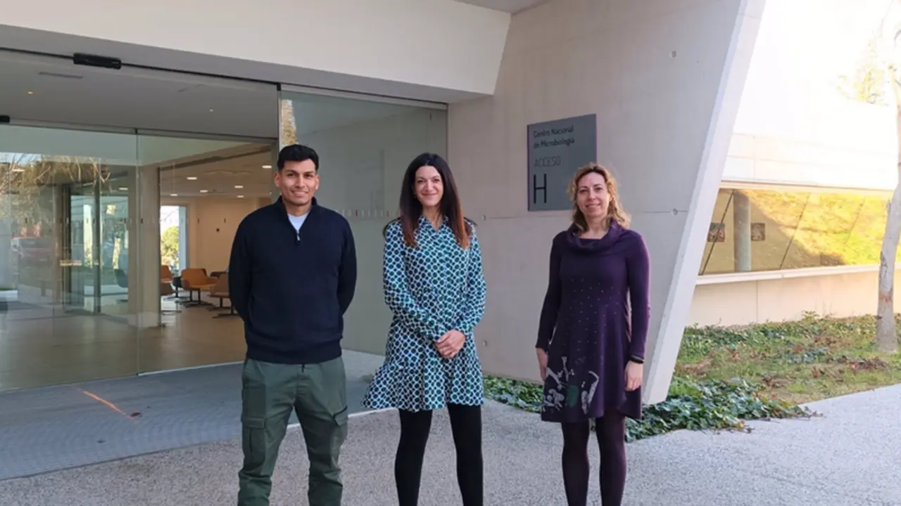 <p> Daniel Valle, Amanda Fern&aacute;ndez y Ver&oacute;nica Briz, en una de las entradas del Centro Nacional de Microbiolog&iacute;a del ISCIII. - ISCIII </p>