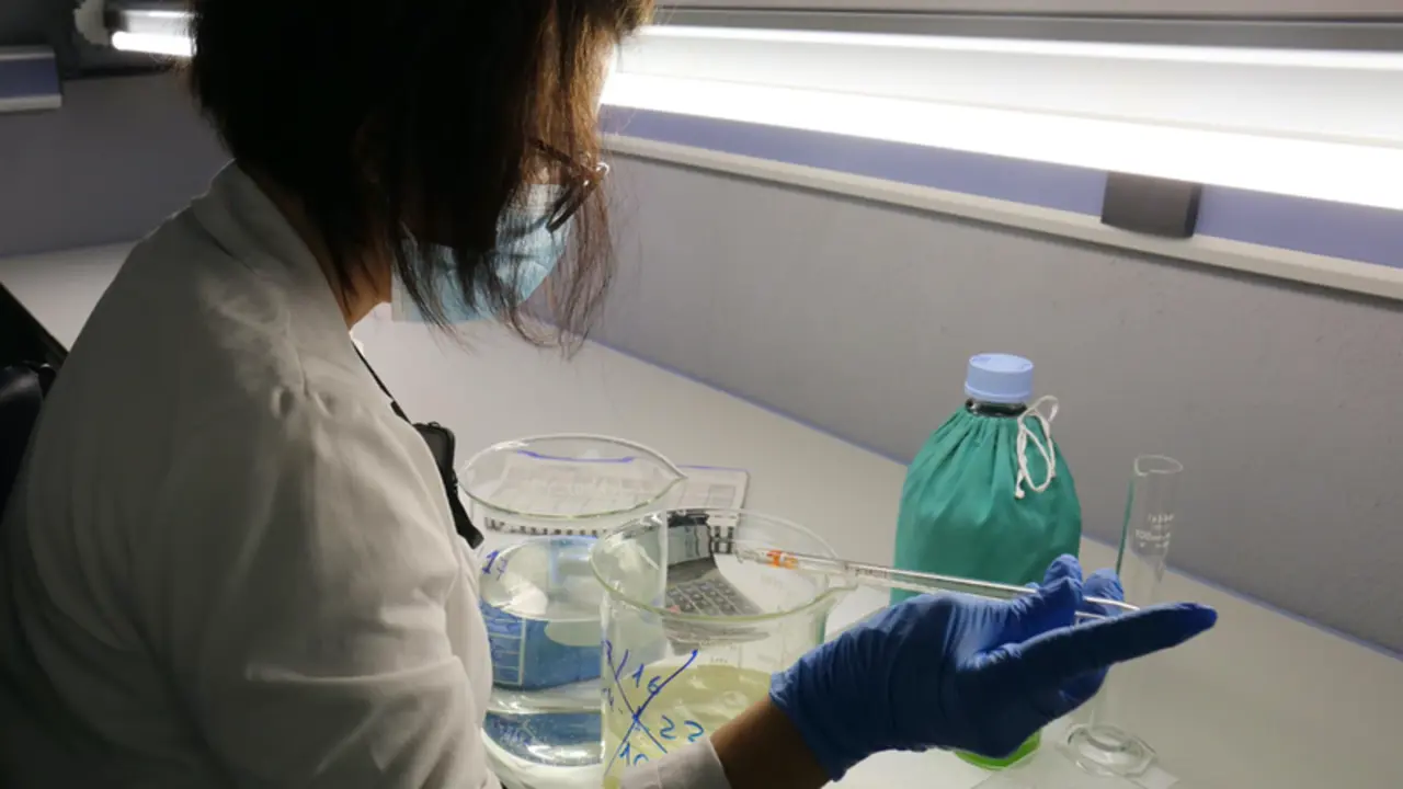 <p> Una empleada sostiene una probeta en el Instituto Nacional de Toxicolog&iacute;a y Ciencias Forenses (INTCF), en Las Rozas, a 9 de febrero de 2022, en Madrid (Espa&ntilde;a). El INTCF es un &oacute;rgano t&eacute;cnico adscrito al Ministerio de Justicia, cuya misi&oacute;n es auxiliar a la - EUROPA PRESS/C. de Luca. POOL - Europa Press </p>