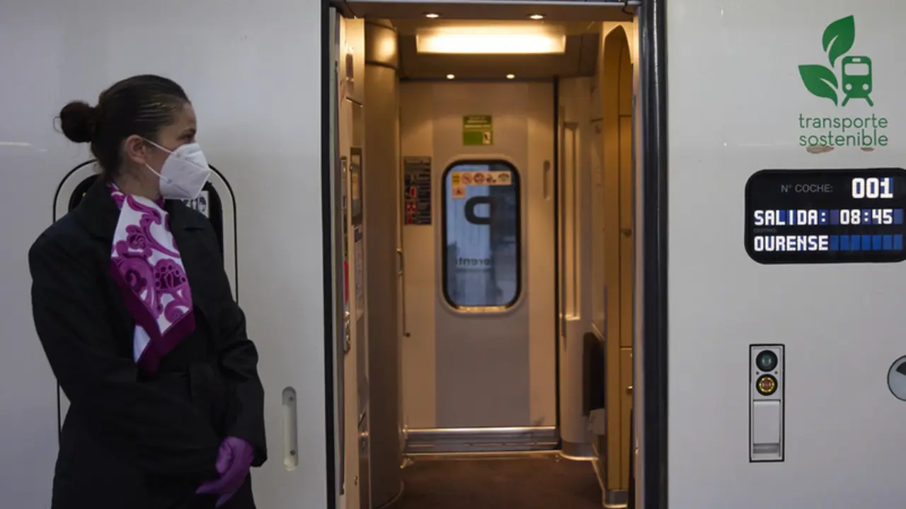 <p> Archivo - Una azafata en las puertas del tren que va a efectuar un viaje por el nuevo tramo de alta velocidad Pedralba de la Prader&iacute;a-Ourense, en la estaci&oacute;n de Madrid-Chamart&iacute;n Clara Campoamor, a 22 de noviembre de 2021, en Madrid, (Espa&ntilde;a). - Jes&uacute;s Hell&iacute;n - Europa Press - Archivo </p>