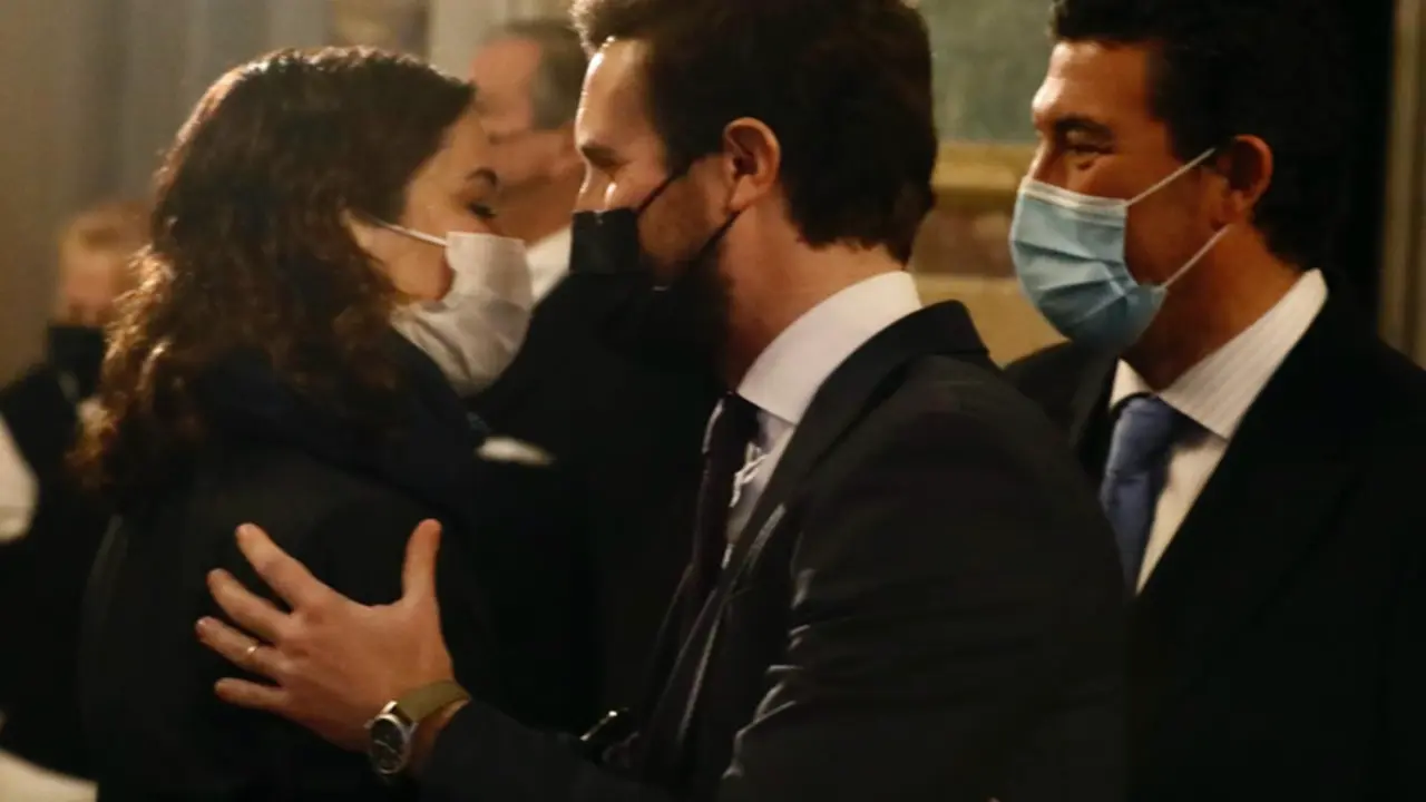 <p> La presidenta de la Comunidad de Madrid, Isabel D&iacute;az Ayuso, se abraza al l&iacute;der del PP, Pablo Casado, conversan a su llegada al Foro de la Nueva Comunicaci&oacute;n, organizado por Nueva Econom&iacute;a F&oacute;rum, en el Casino Gran C&iacute;rculo, a 25 de enero de 2022 - C&eacute;zaro De Luca - Europa Press </p>