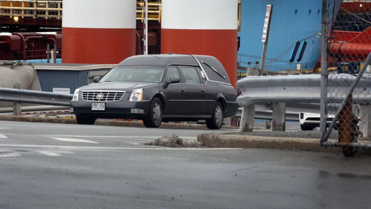 <p> Dos coches f&uacute;nebres trasladan los cuerpos de los dos pescadores naufragados en Terranova que hoy han sido transportados en el buque &lsquo;Nexus&rsquo; que ha llegado al Puerto de San Juan de Terranova, a 18 de febrero de 2022, en San Juan, Terranova (Canad&aacute;). - PAUL DALY - Europa Press </p>