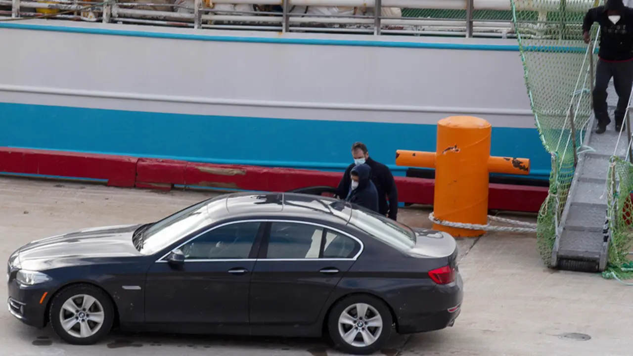 <p> (I-D) El patr&oacute;n, Juan Pad&iacute;n; su sobrino, Eduardo Rial Pad&iacute;n; y Samuel Kwesi, tripulantes del pesquero gallego que naufrag&oacute; en aguas canadienses, se introducen en un veh&iacute;culo tras bajar del pesquero espa&ntilde;ol 'Playa Mendui&ntilde;a Dos' a su llegada al Puerto de Sa - PAUL DALY - Europa Press </p>