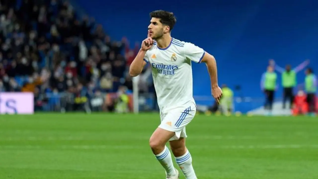 <p> Asensio mandando a callar los pitos del Bernab&eacute;u tras su gol </p>