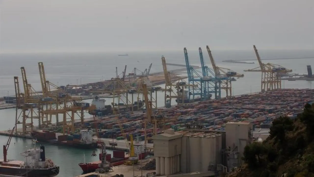 <p> Vista general del muelle de descarga del Puerto de Barcelona, en Catalu&ntilde;a </p>