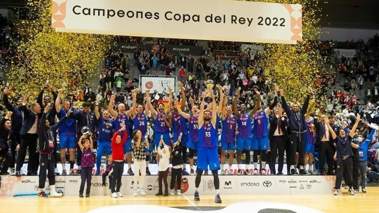 <p> El Barcelona levantando su 27&ordf; Copa del Rey de Baloncesto </p>