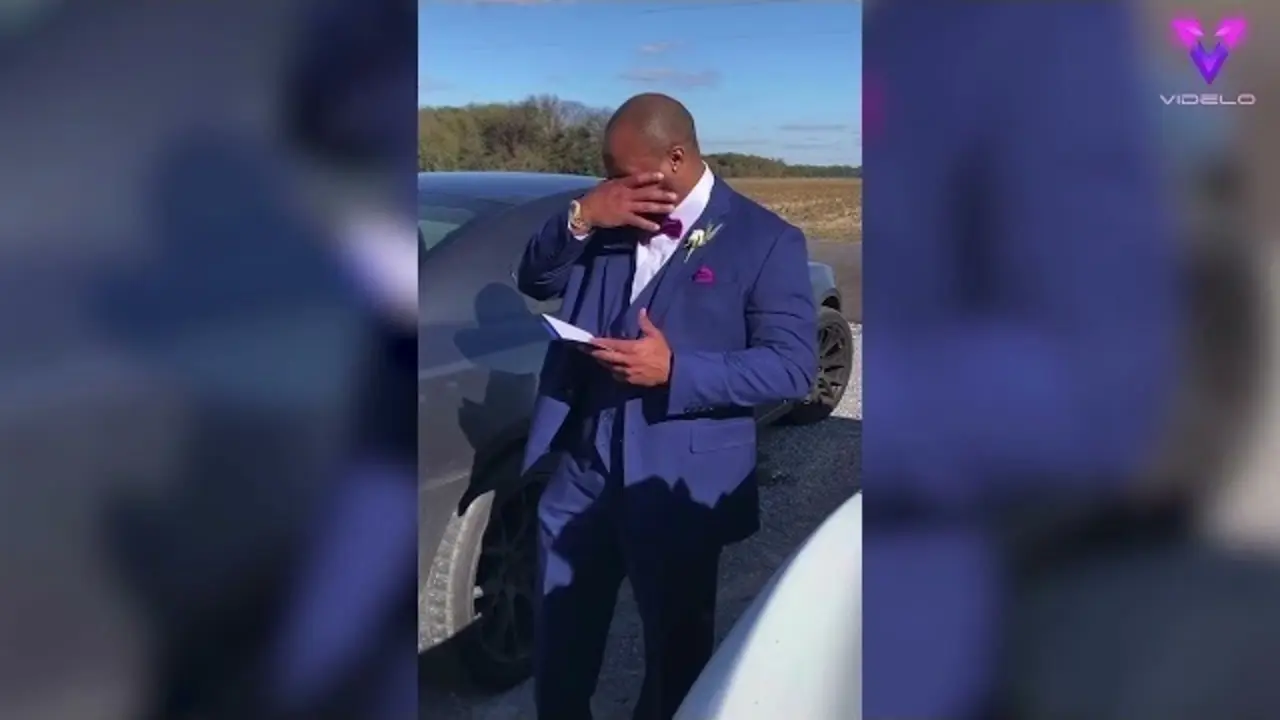 <p> Timothy reaccionando a que va a ser el padrino del hijo de su mejor amigo </p>