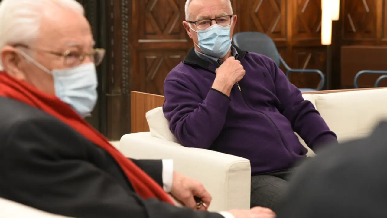 <p> El alcalde de Valencia, Joan Rib&oacute; (d), y el fundador de la Asociaci&oacute;n Mensajeros de la Paz, Padre &Aacute;ngel (i), durante la inauguraci&oacute;n del acto 'Higienebus' en el Ayuntamiento de Valencia - Jorge Gil - Europa Press </p>