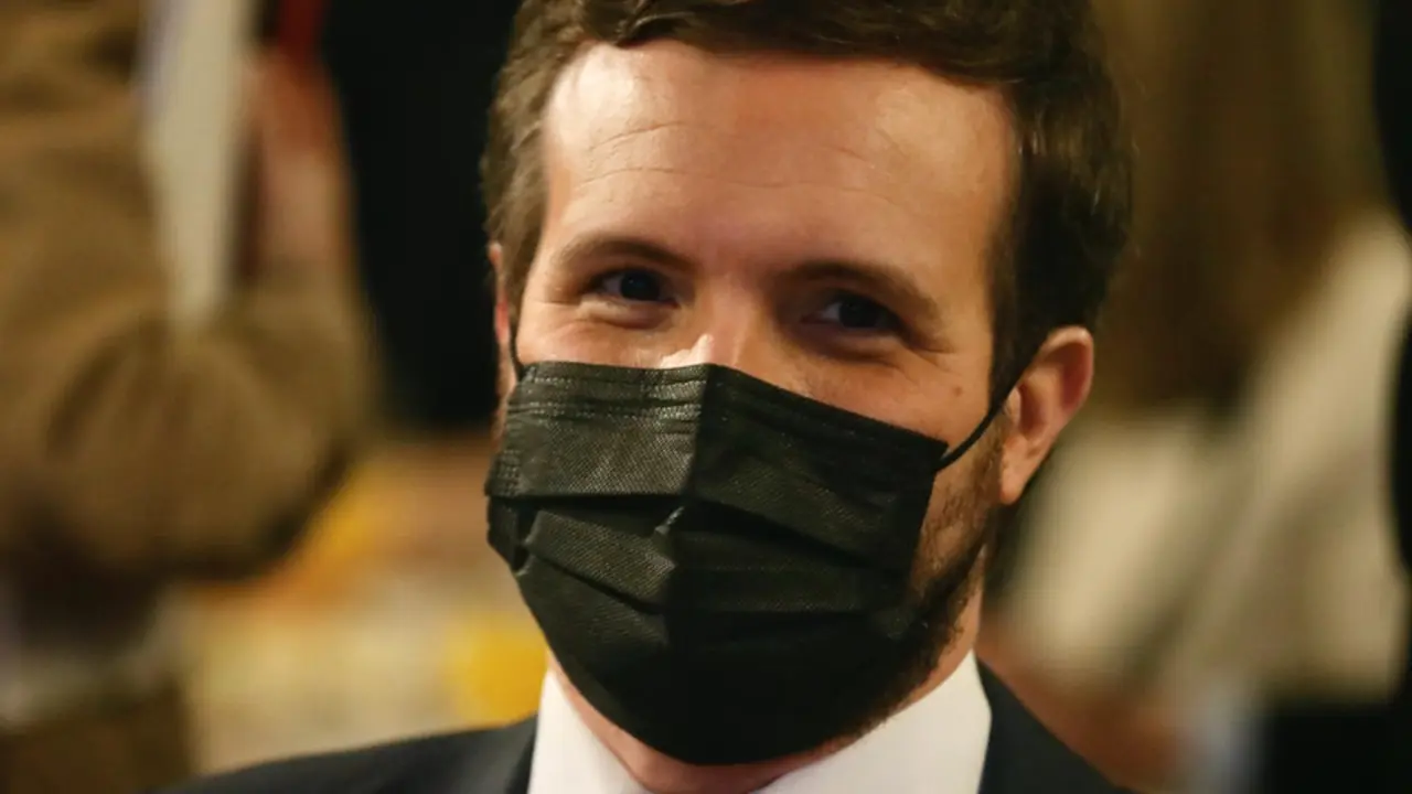 <p> El l&iacute;der del PP, Pablo Casado, posa a su llegada al Foro de la Nueva Comunicaci&oacute;n, organizado por Nueva Econom&iacute;a F&oacute;rum, en el Casino Gran C&iacute;rculo, a 25 de enero de 2022, en Madrid (Espa&ntilde;a). - C&eacute;zaro De Luca - Europa Press </p>