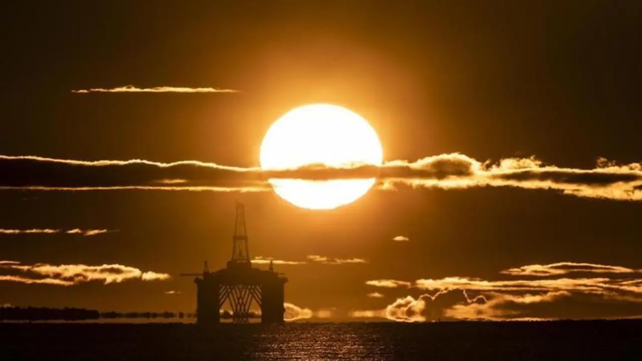 <p> El sol poni&eacute;ndose tras una plataforma petrolera en Escocia </p>