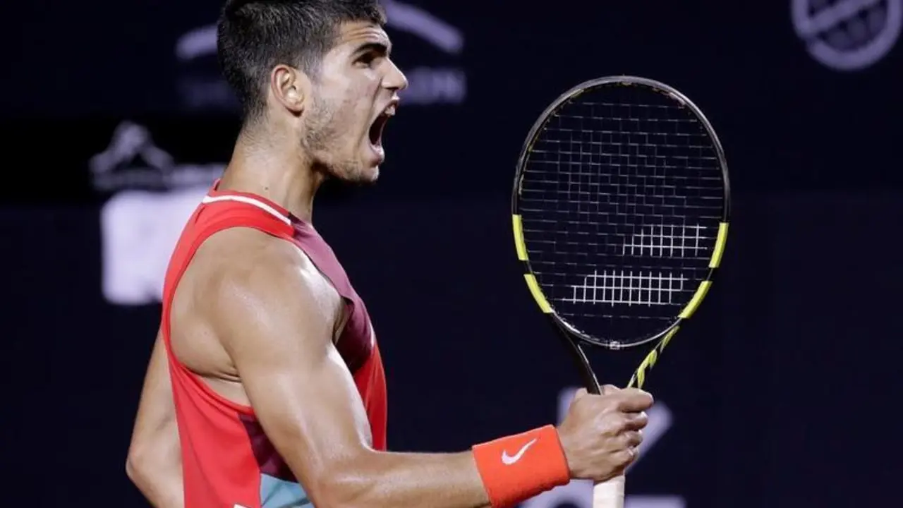 AMDEP6650. R&Iacute;O DE JANEIRO (BRASIL), 20/02/2022.- Carlos Alcaraz de Espa&ntilde;a celebra un punto ante Diego Schwartzman de Argentina hoy, en la final del Abierto de Tenis de R&iacute;o de Janeiro (Brasil). EFE/Antonio Lacerda
