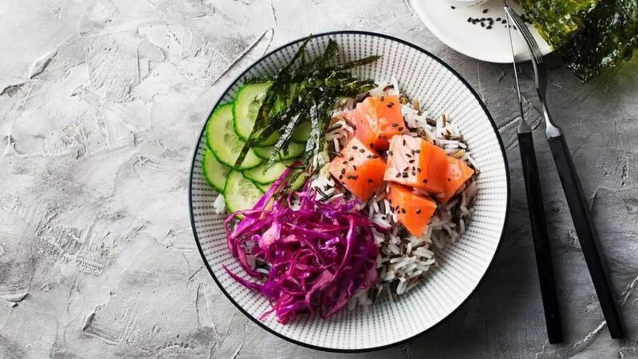 <p> Plato de poke </p>