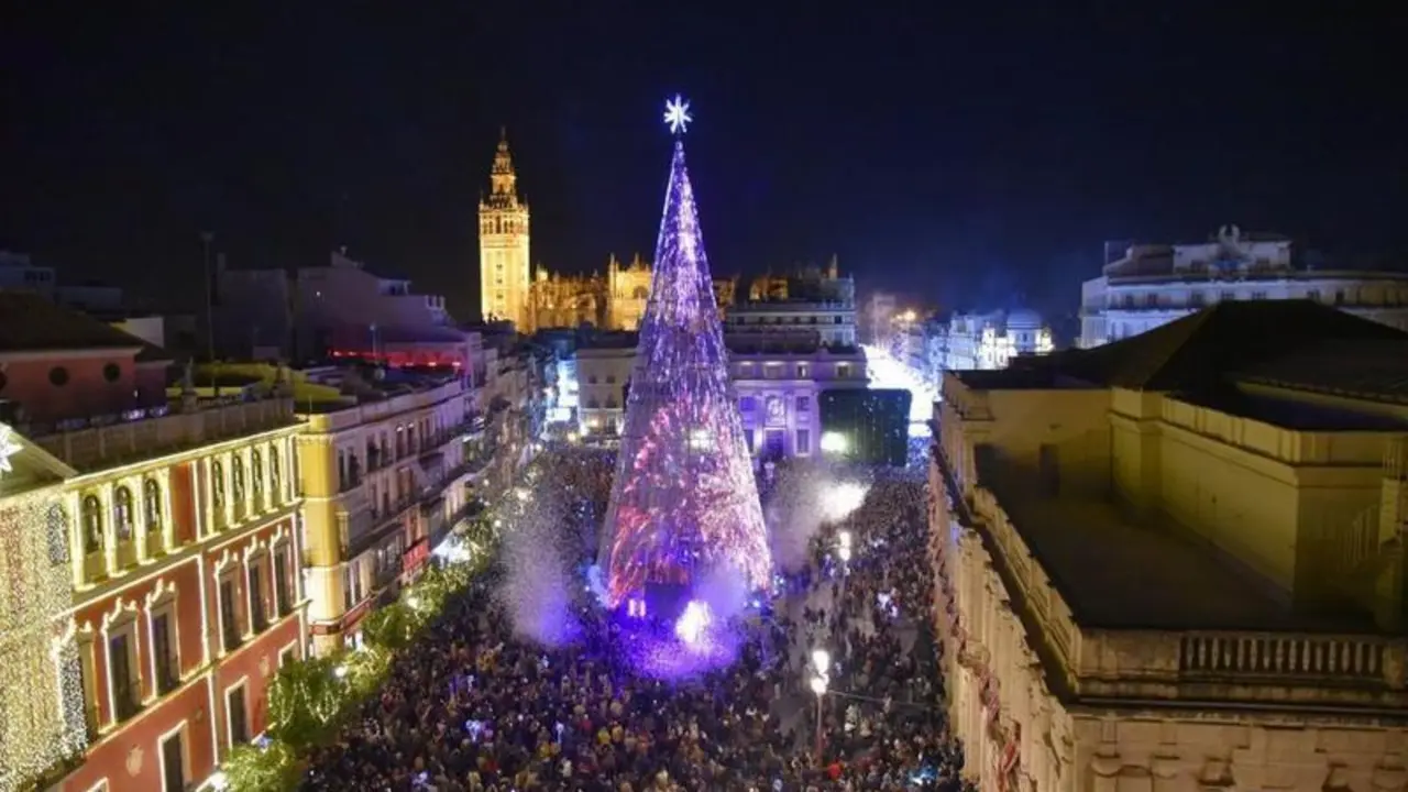 <p> &Aacute;rbol de navidad en Sevilla </p>