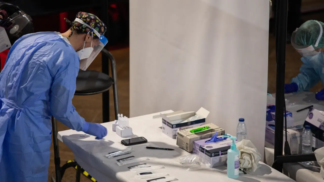 <p> Archivo - Un sanitario prepara los test de ant&iacute;genos r&aacute;pido - PAU VENTEO / EUROPA PRESS - Archivo </p>