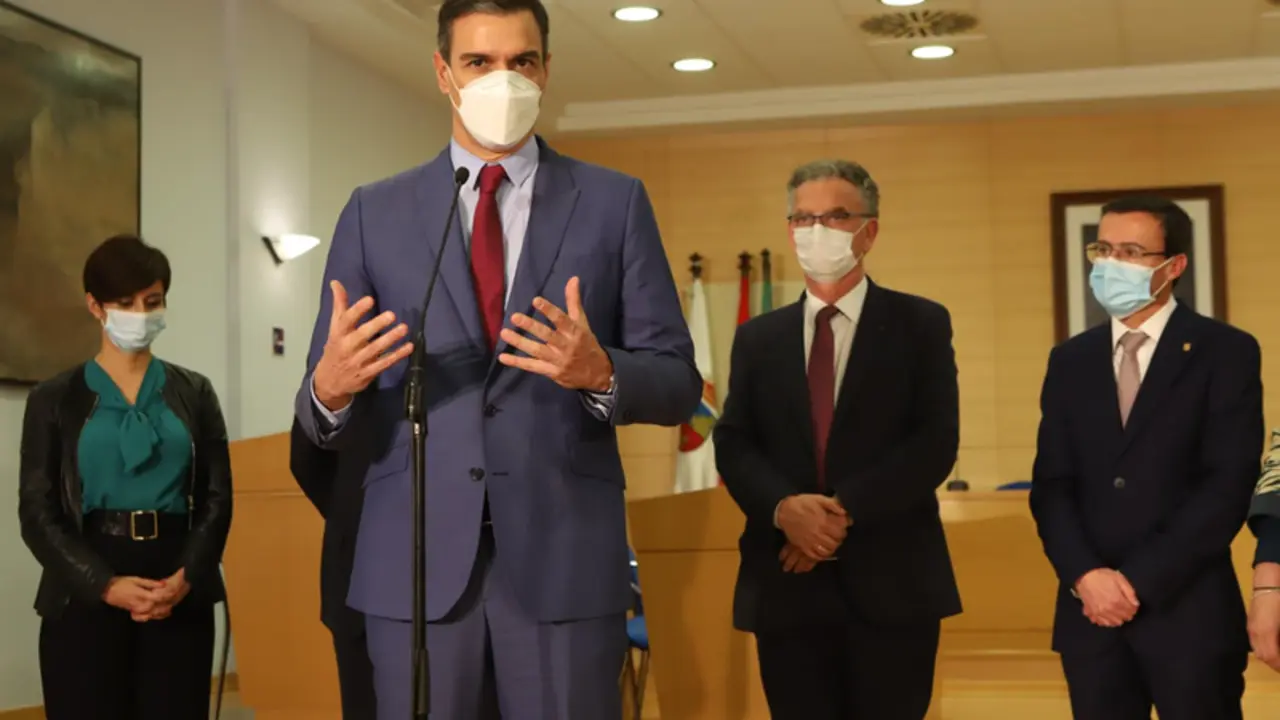 <p> El presidente del Gobierno, Pedro S&aacute;nchez, en su visita a Don Benito y Villanueva de la Serena tras la consulta popular para la fusi&oacute;n de ambas localidades - JORGE ARMESTAR/EUROPA PRESS </p>