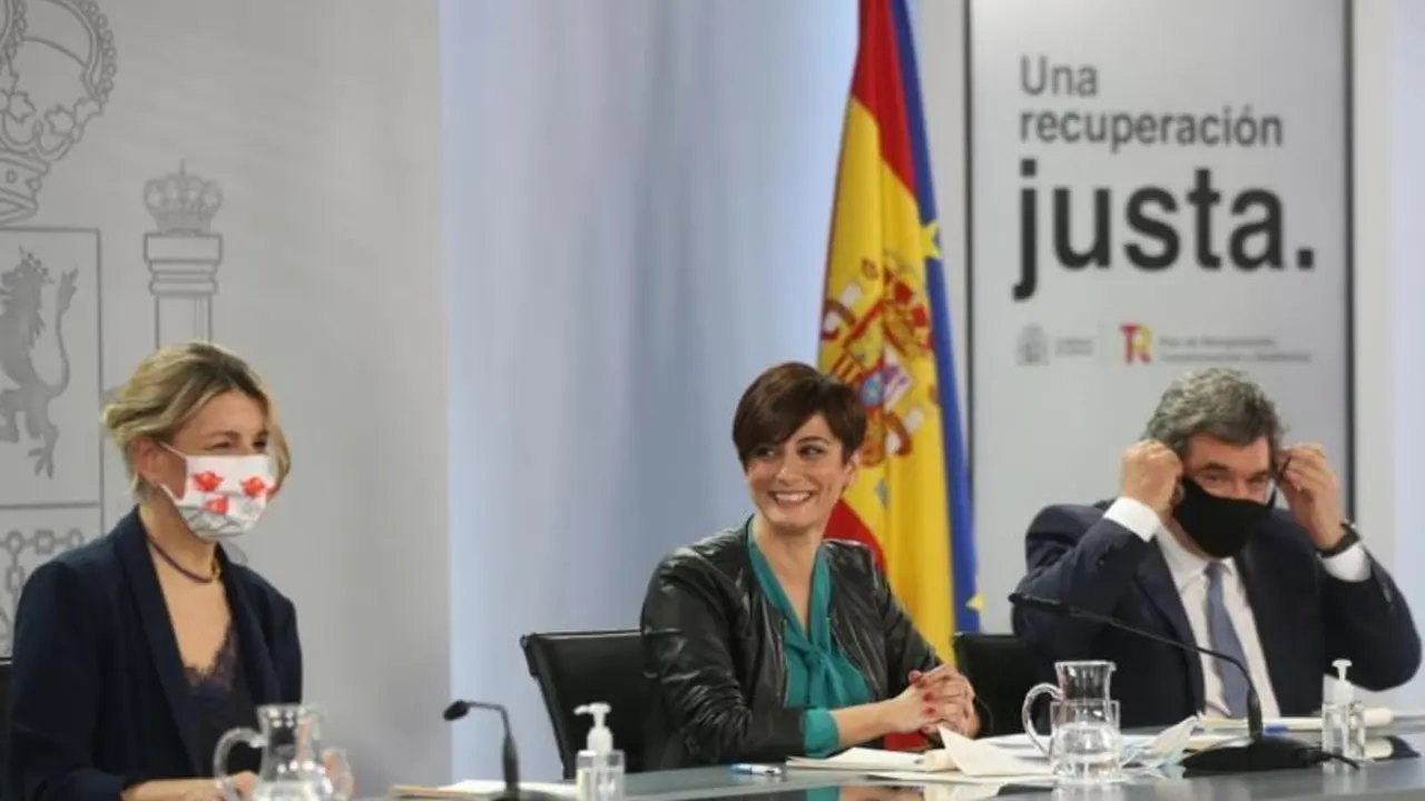 <p> La vicepresidenta segunda y ministra de Trabajo y Econom&iacute;a Social, Yolanda D&iacute;az; la ministra Portavoz, Isabel Rodr&iacute;guez y el ministro de Inclusi&oacute;n, Seguridad Social y Migraciones, Jos&eacute; Luis Escriv&aacute;, tras el Consejo de Ministros de este martes - EUROPA PRESS/I.Infantes. POOL - Europa Press </p>