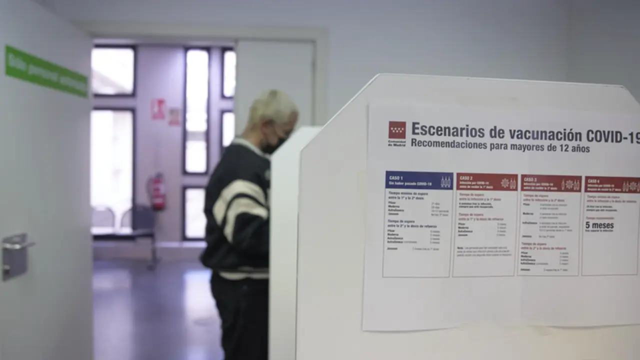 <p> Una persona de entre 18 y 29 a&ntilde;os, acude a su cita para ponerse la tercera dosis de la vacuna contra el Covid-19, en el Centro de Salud Pavones, a 3 de febrero de 2022, en Madrid (Espa&ntilde;a). - Jes&uacute;s Hell&iacute;n - Europa Press </p>