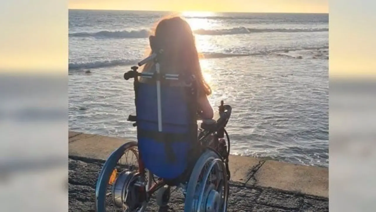 <p> Archivo - Isabel mirando al mar. - CHANGE.ORG - Archivo </p>