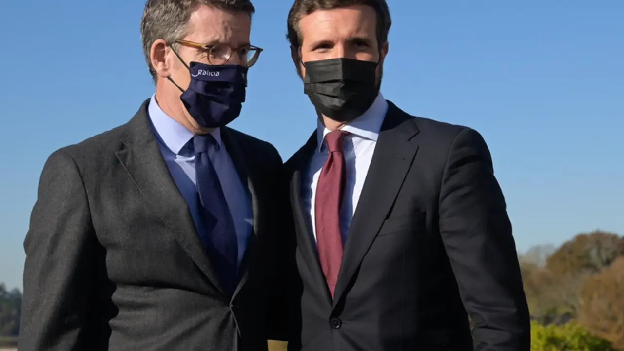 <p> Archivo - El presidente de la Xunta de Galicia, Alberto N&uacute;&ntilde;ez Feijoo (i) y el presidente del PP, Pablo Casado (d), posan a su llegada a la &uacute;ltima Junta Directiva Provincial del PP de A Coru&ntilde;a de 2021, a 17 de diciembre de 2021, en A Coru&ntilde;a, Galicia, (Espa - M. Dylan - Europa Press - Archivo </p>